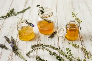honey-jars-line-with-leaves